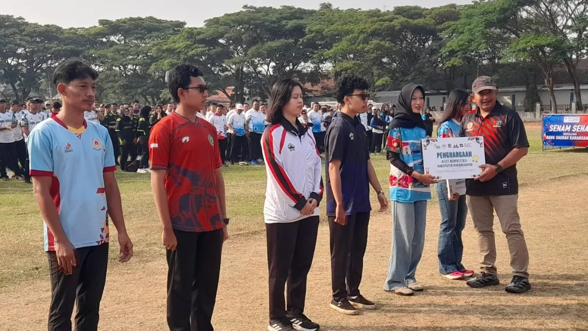 Bupati Karanganyar Rober Christanto saat memberikan reward terhadap atlit di Karanganyar pada momentum Haornas 2026.  (Rudi Hartono/Radar Solo) 