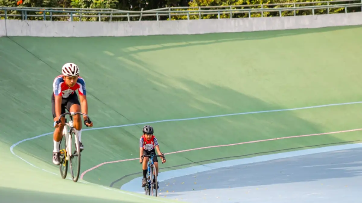 CEPAT: Atlet balap sepeda Kota Solo tengah jalani latihan di Velodrome Manahan, Kamis (10/9) (HERNINDYA JALU/RADAR SOLO)