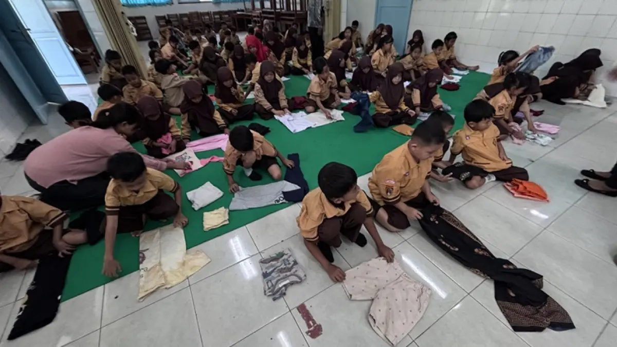 Ilustrasi siswa SDN Tegalayu Solo melipat baju di peringatan Hari Anak Nasional, Juli 2026 lalu. (Arief Budiman/Radar Solo)