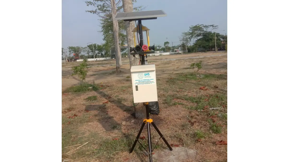 IoT Hama karya mahasiswa Sekolah Vokasi UNS yang efektif mengusir hama tikus, burung, dan wereng di lahan pertanian. (DOK. PRIBADI)