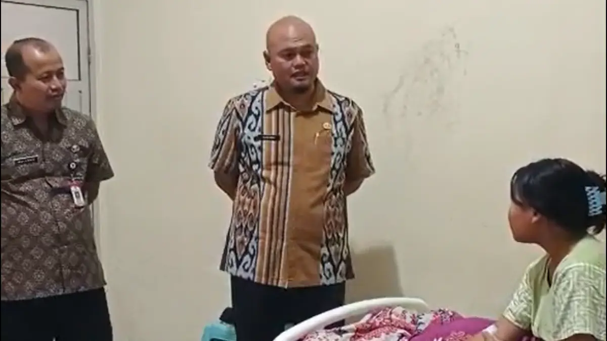 Kepala Disdikbud Boyolali Dwi Hari Kuncoro jenguk murid SMPN 1 Selo dan SMPN 2 Selo yang dirawat di Puskesmas Selo, Jumat (11/9/2026) Mereka mengalami gejala keracunan setelah mengonsumsi menu MBG. (ABDUL KHOFID/RADAR SOLO)