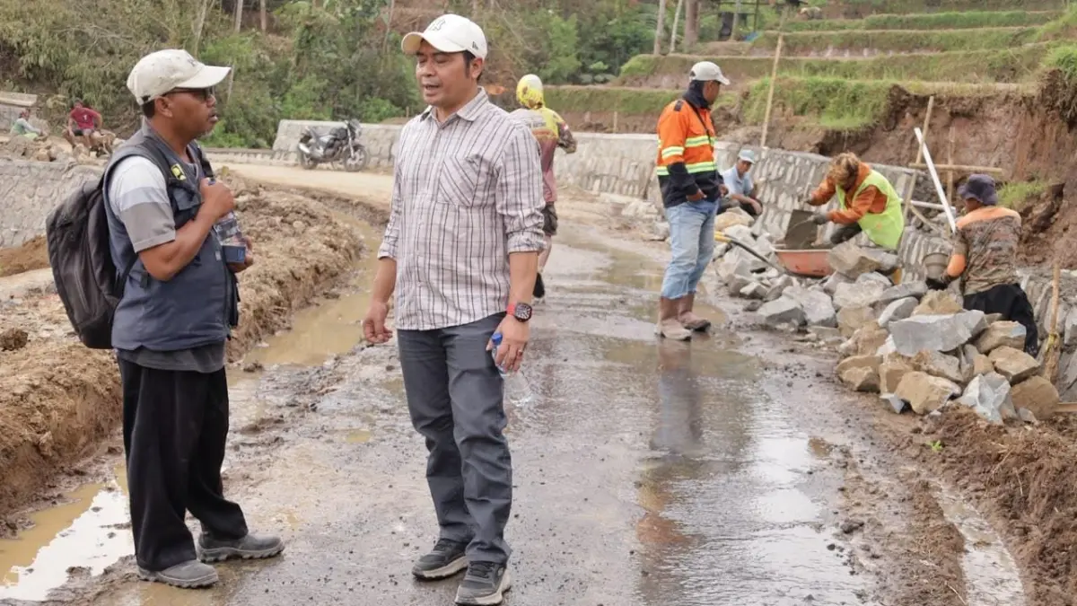 Ketua Komisi C DPRD Karanganyar Sartono saat melakukan sidak di ruas jalan Matesih - Tlogosempon, Jatiyoso, Karanganyar. (Rudi Hartono/Radar Solo) 