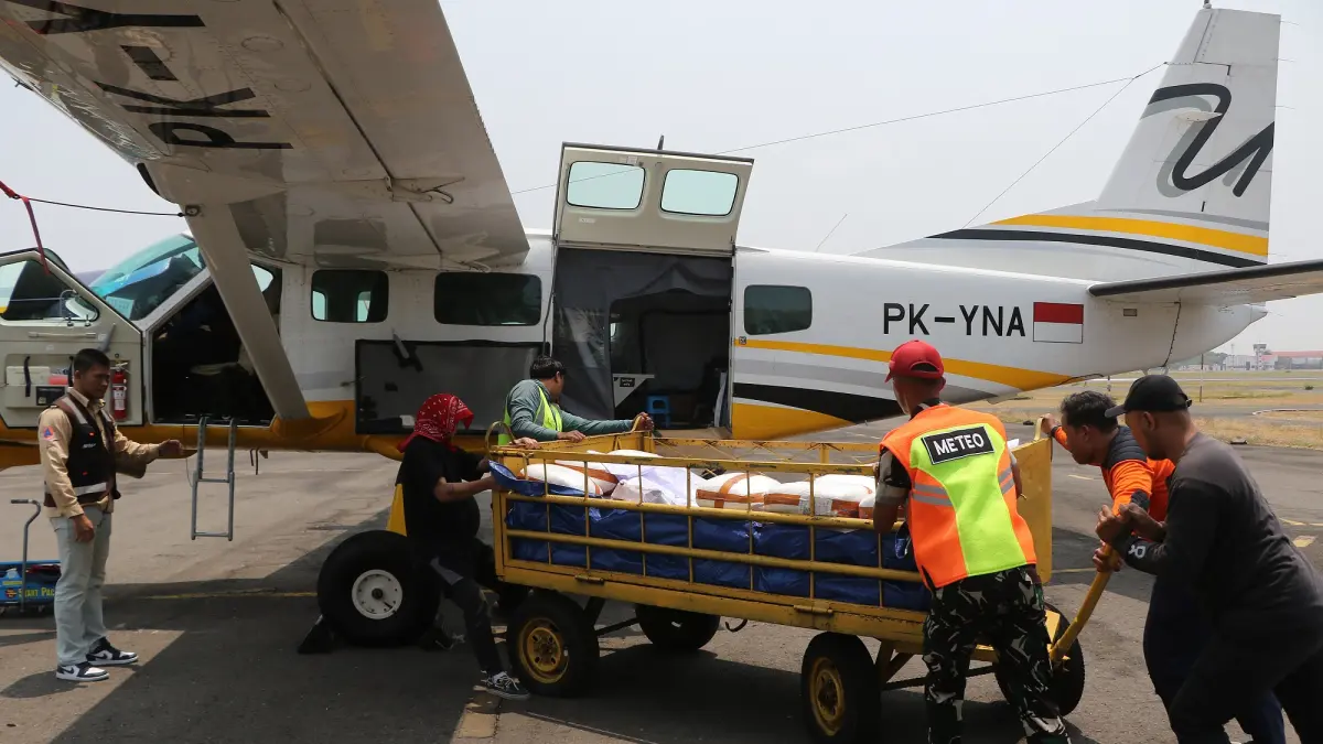 Tim BMKG bersiap lakukan modifikasi cuaca dengan pesawat melalui Bandara Adi Soemarmo Boyolali. (Arief Budiman/Radar Solo)