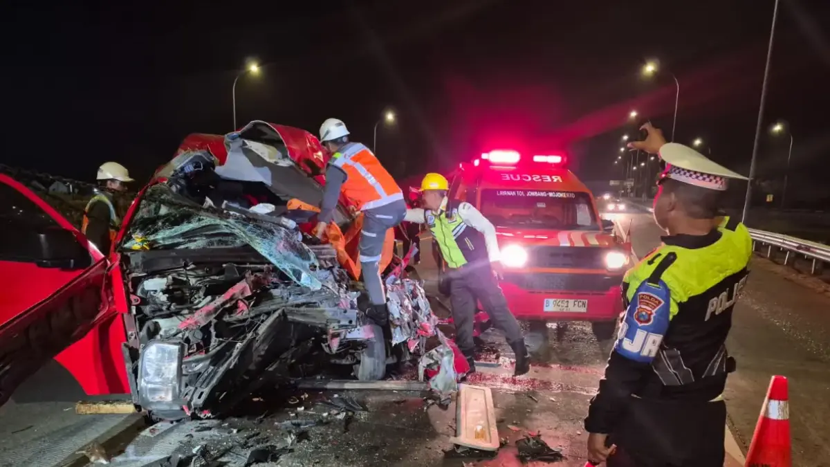 Kondisi mobil Hiace yang ringsek dan 4 penmpangnya tewas usai kecelakaan di Tol Jombang Mojokerto. (Radar Mojokerto)