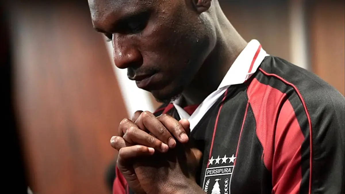 Pemain Persipura Jayapura jalani doa sebelum kompetisi dimulai.&nbsp;(Tim Media Persipura)