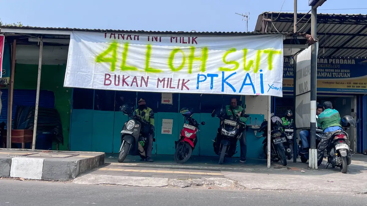 Aspirasi warga Ledoksari, Kelurahan Purwodiningratan, Kecamatan Jebres, Solo yang terdampak rencana perluasan kawasan Stasiun Jebres dituangkan dalam spanduk. (DOK.IHSAN/RADAR SOLO)
