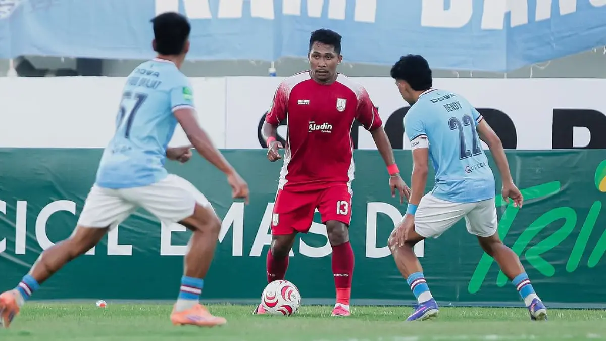 Bek Persis Solo Alexvan Djin dikawal dua pemain Persela Lamongan di Stadion Surajaya (13/9/2026). (Tim Media Persis Solo)