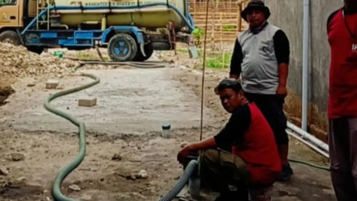Layanan sedot tinja oleh petugas DPUPR Sukoharjo. (DOK. DPUPR SUKOHARJO)