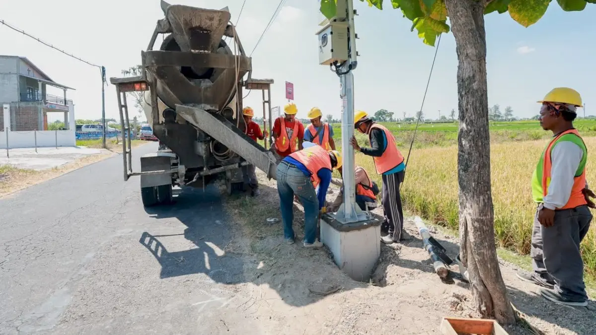 Pemasangan penerangan jalan umum (PJU) di kawasan Jalan Nglinggi, Klaten Selatan, Rabu (5/8/2026). (Dokumentasi Bagian Prokopim Setda Klaten)