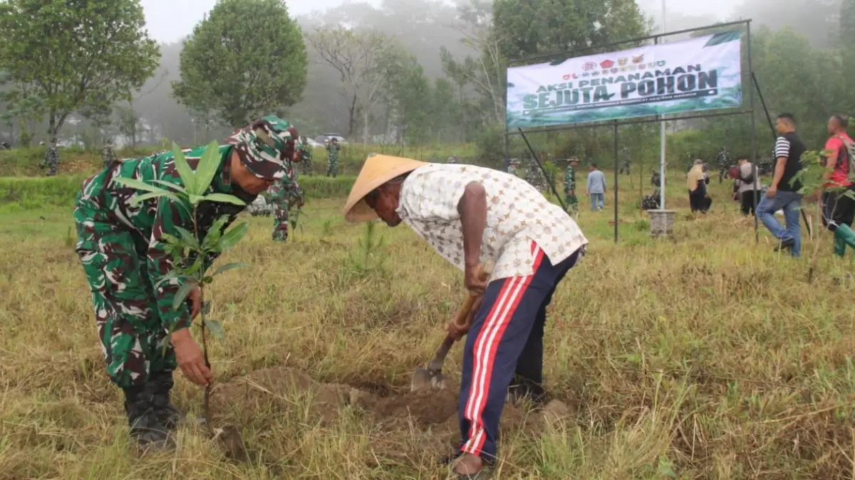 Penanaman serentak bibit pohon di lereng Merapi, Desa Sidorejo, Kecamatan Kemalang, Klaten. (Dokumentasi Kodim 0723/Klaten)