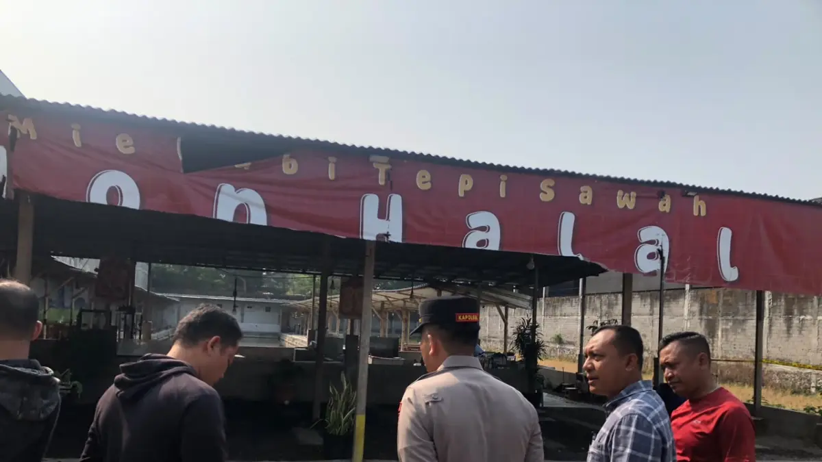Polisi olah TKP pembakaran warung babi di Kecamatan Grogol, Sukoharjo. (IWAN KAWUL/RADAR SOLO)