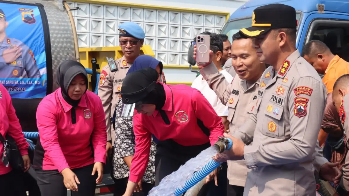 Polres Boyolali distribusikan air bersih kepada warga Kecamatan Juwangi yang terdampak kekeringan. (DOK.POLRES BOYOLALI)