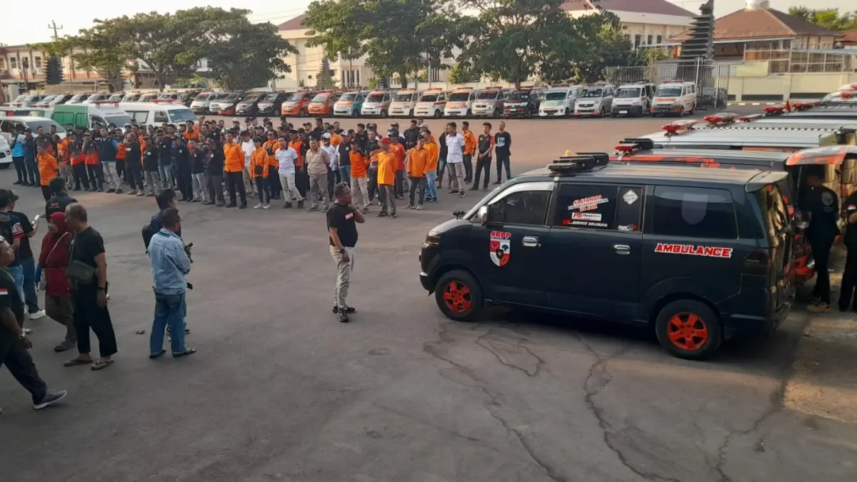 Ratusan driver ambulans Karanganyar saat apel, Minggu (13/9/2026). (Rudi Hartono/Radar Solo)