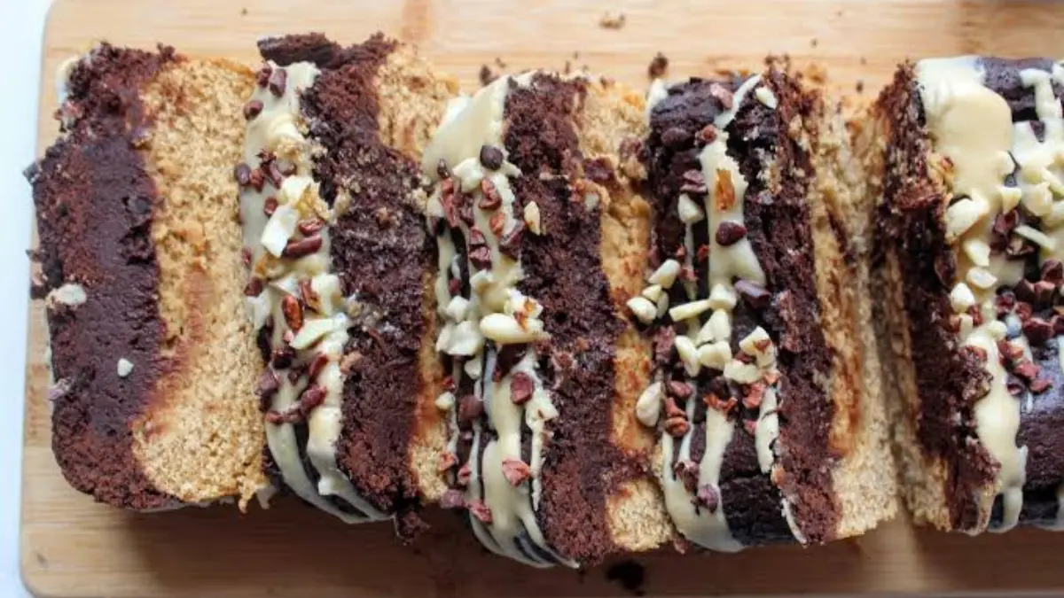Brookie loaf menggabungkan brownies dan cookies dalam satu sajian.