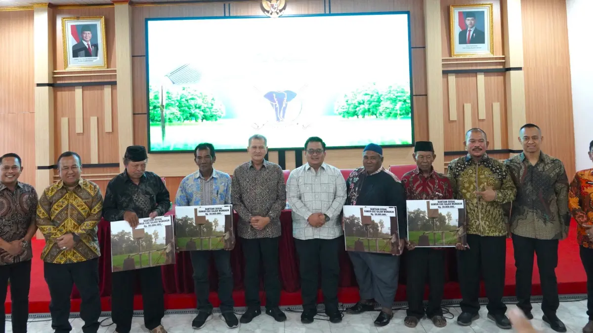 Bupati-Wabup Wonogiri Setyo Sukarno-Imron Rizkyarno (tengah) serahkan bantuan pembangunan sumur bor dari Gajah Mungkur Golf Club (GMGC) untuk empat kelompok tani. (IWAN ADI/RADAR SOLO)