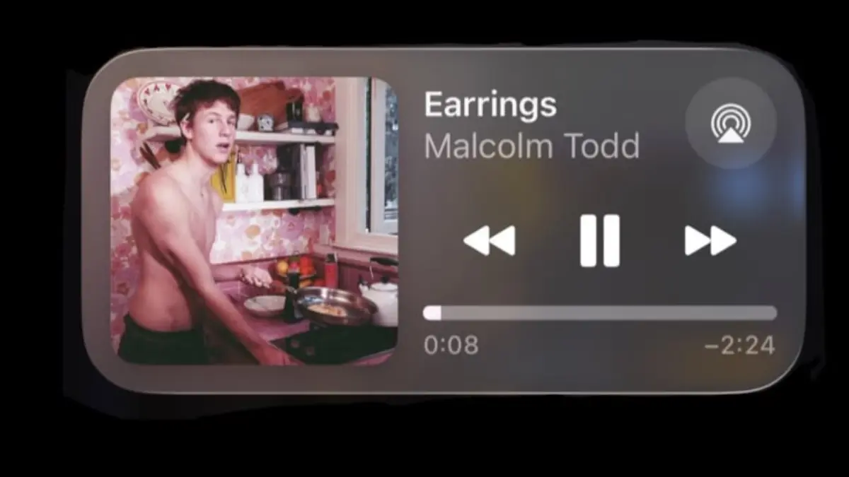 Earrings menggambarkan perasaan seseorang yang masih terikat dengan hubungan yang telah berakhir.