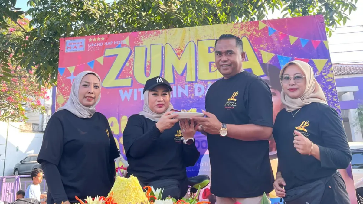 pemotongan tumpeng perayaan anniversary ke-11 Grand HAP Hotel (ALFIDA/RADAR SOLO)