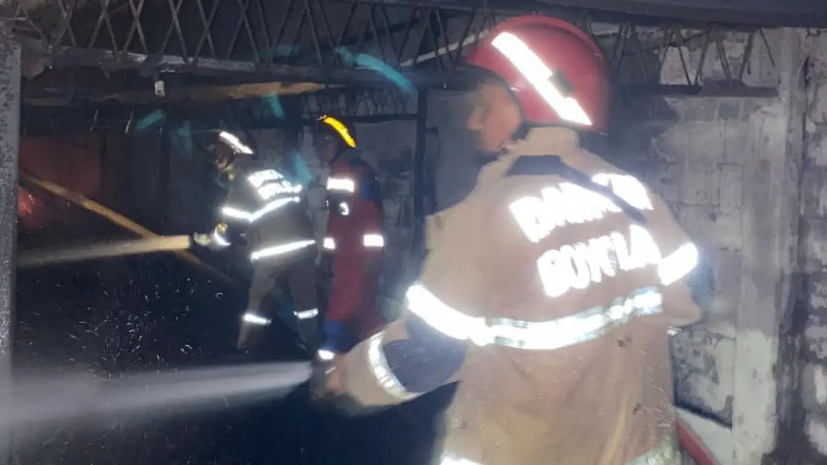 Personel Damkar Boyolali padamkan api yang membakar kandang ternak ayam di Dukuh Karangboyo RT 001/RW 004, Desa Sampetan, Kecamatan Gladagsari, Kabupaten Boyolali, Minggu (13/9/2026) malam. (DOK.DAMKAR BOYOLALI)