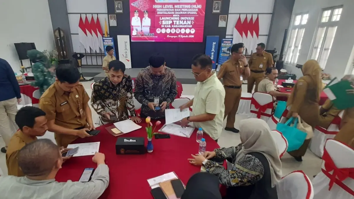 Sejumlah ASN Pemkab Karanganyar menggunakan aplikasi digital untuk pembayaran PBB. (Rudi Hartono/Radar Solo)