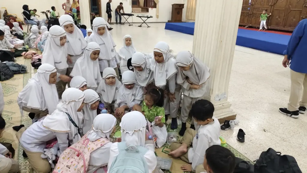 Siswa SD Muhammadiyah PK Kottabarat Solo berinteraksi dengan siswa ABK YPAC, Senin (14/9). (Alfida Nurcholisah/Radar Solo)
