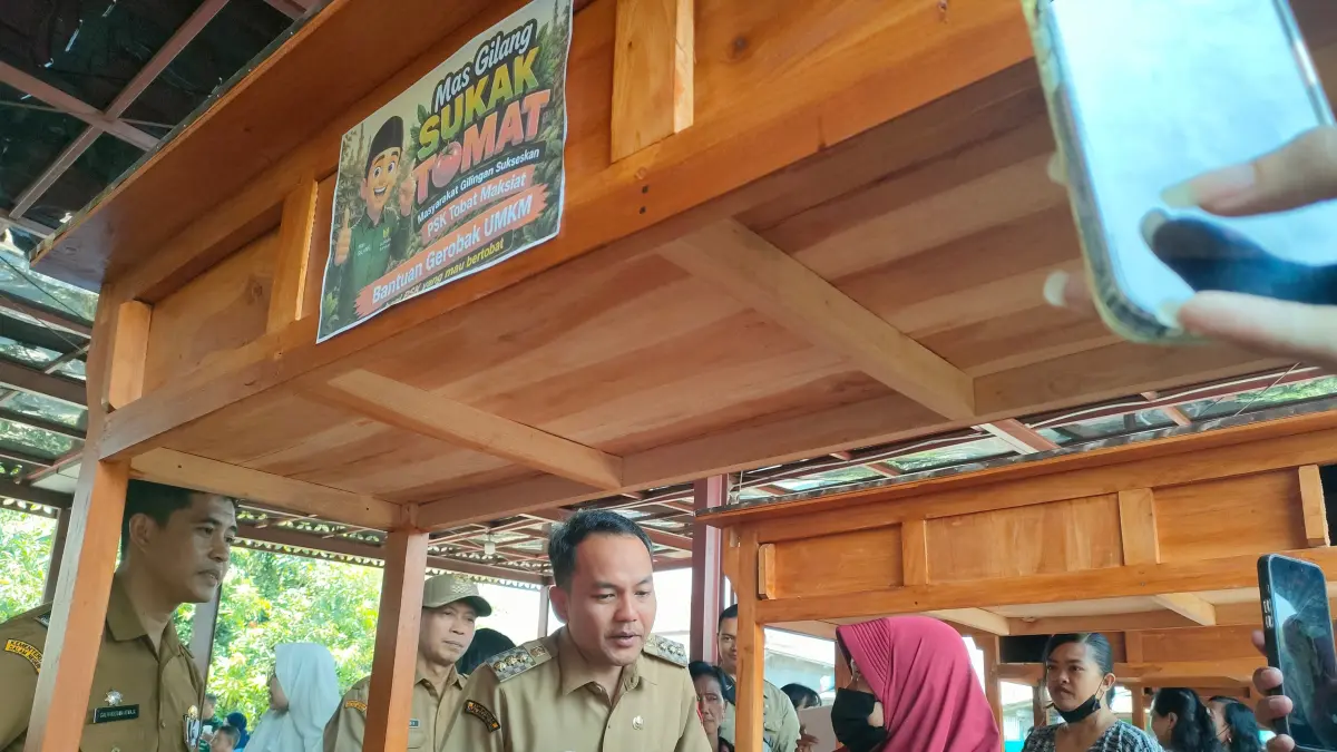 Wali Kota Solo Respati Ardi serahkan bantuan gerobak PKL bagi mantan PSK. (Silvester Kurniawan/Radar Solo)