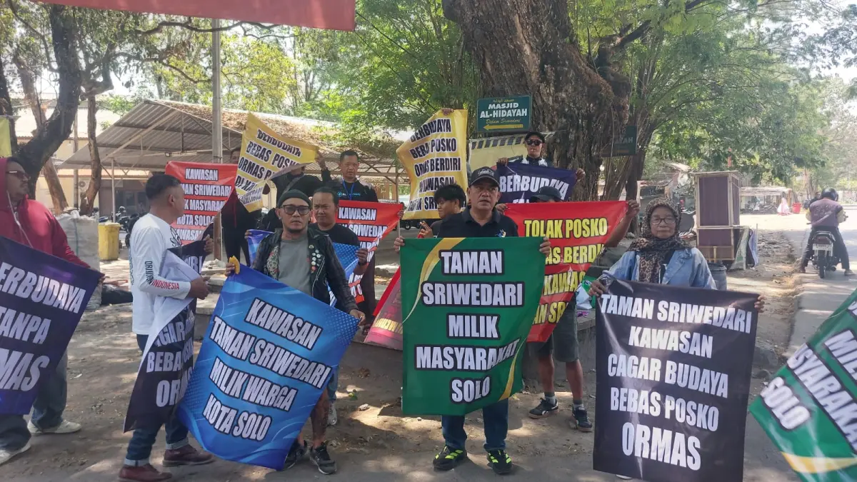 Aksi penolakan pembangunan sekber oleh ahli waris Taman Sriwedari. (A Christian/Radar Solo)