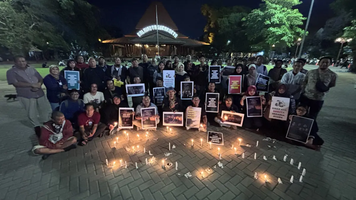 Aksi solidaritas untuk mendoakan 5 jurnalis yang hilang saat meliput aktivitas Gunung Krakatau. (Arief Budiman/Radar Solo)