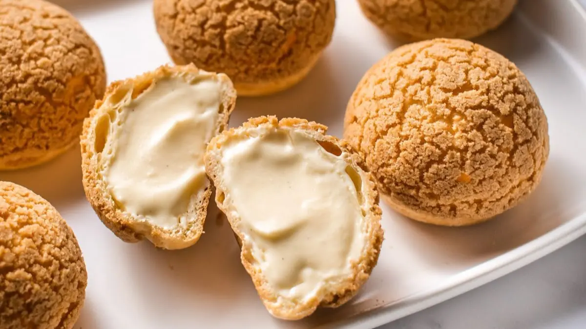 Craquelin dibuat dari campuran mentega, gula, dan tepung terigu.