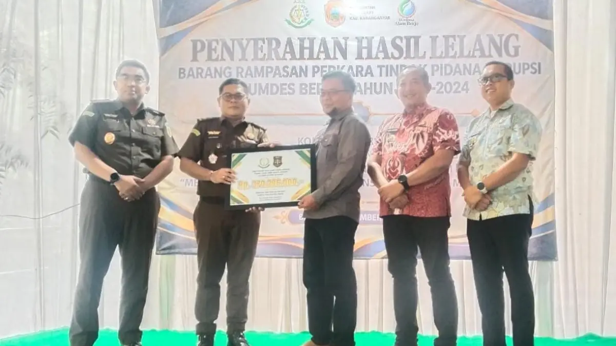 Kajari Karanganyar Abdurahman serahkan hasil lelang barang rampasan perkara tindak pidana korupsi BUMDes Berjo Tahun 2019 - 2024, Selasa (15/9/2026). (Rudi Hartono/Radar Solo).