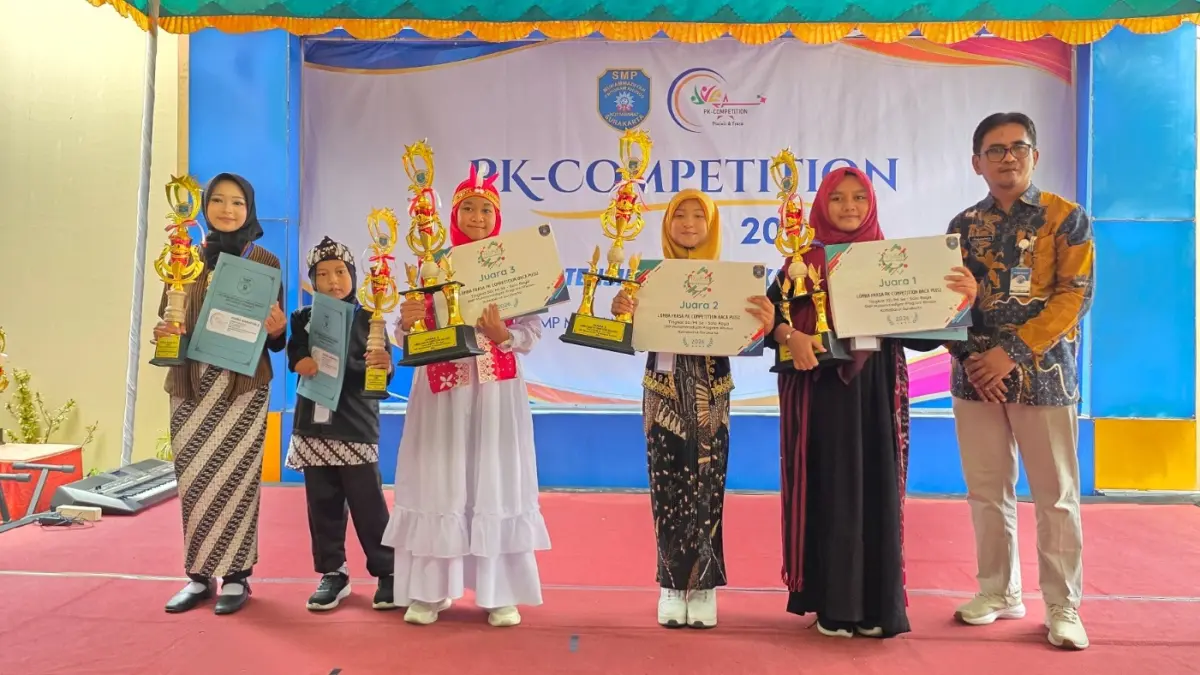 Kepala SMP Muhammadiyah PK Kottabarat Muhdiyatmoko bersama pemenang lomba PK Competition 2026. (Dok. SMP Muh. PK Kottabarat Solo)