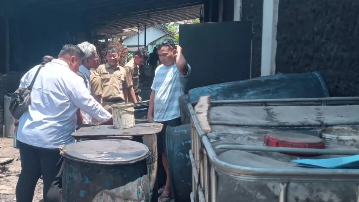 Kunjungan perwakilan BRIN dan Brida Jawa Tengah di salah satu IKM etanol di Desa Ngombakan, Kecamatan Polokarto, Sukoharjo, Selasa (15/9). (IWAN KAWUL/RADAR SOLO)