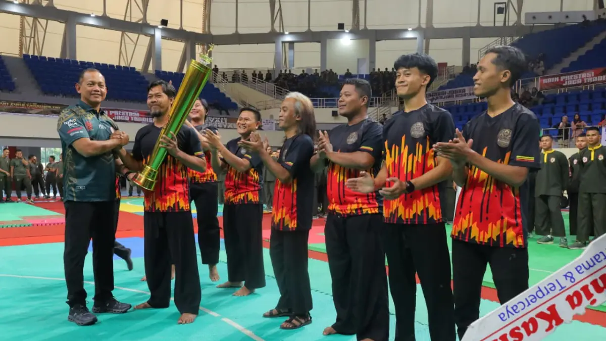 PERSAINGAN KETAT: Pemberian piala di ajang Open Tournament Pencak Silat Piala Panglima TNI 2026. (Dokumentasi Penrem 074/Warastratama)