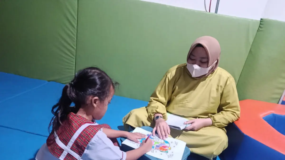 Petugas di PLDPI Kota Solo sedang melakukan terapi okupansi. (ALFIDA NURCHOLISAH/RADAR SOLO)