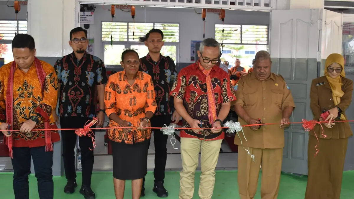 General Manager PT Astra Honda Motor Ahmad Muhibbuddin (tengah), Kepala Wilayah Astra Motor Papua Gangga Nanda Adi Surya (kiri), bersama Kepala SMK Negeri 1 Kabupaten Sorong Anetha Ludia Swabra, S.Pd (kiri kedua), Kepala Dinas Pendidikan dan Kebudayaan Kabupaten Sorong Andreas Taa, S.IP., M.Si (kanan kedua), dan Pengawas SMK Kabupaten Sorong Siti Maryam, SE., MA (kanan) melakukan prosesi pemotongan pita sebagai simbolis peresmian SMK Negeri 1 Kabupaten Sorong  sebagai SMK binaan berkurikulum Teknis dan Bisnis Sepeda Motor (TBSM) Astra Honda (14/9)
