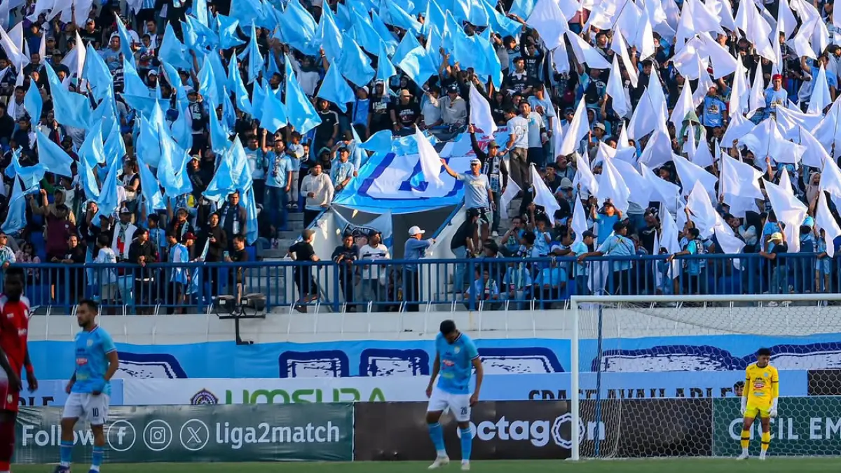 Suporter Persela Lamongan saat mendukung tim kebanggaannya melawan Persis Solo di Stadion Surajaya, Minggu (13/9/2026). (Tim Media Persela Lamongan)