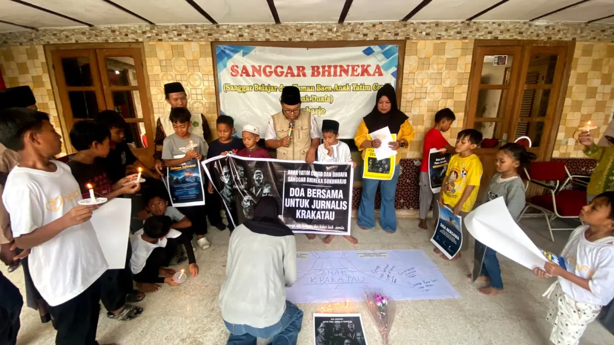 25 anak yatim korban Covid-19 dan anak duafa Sanggar Bhineka Sukoharjo bersama para relawan mahasiswa panjatkan doa untuk para jurnalis yang hilang di perairan Selat Sunda saat menjalankan tugas peliputan aktivitas Gunung Anak Krakatau, Rabu (16/9/2026). (ISTIMEWA)