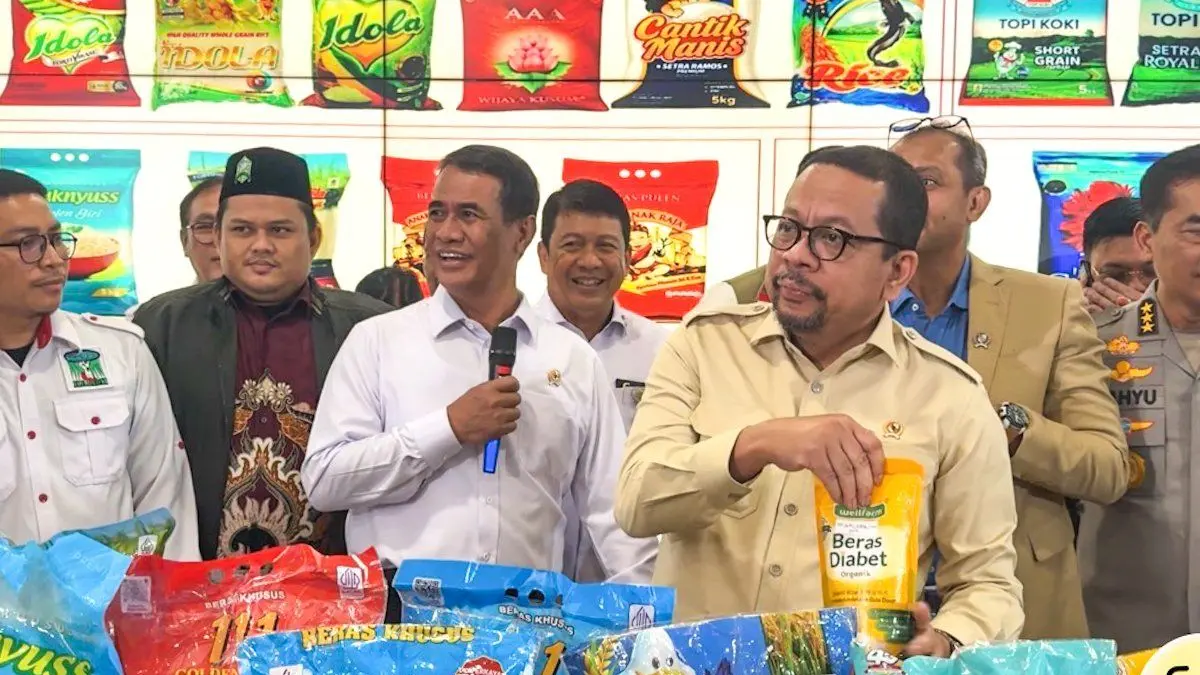 Menteri Pertanian (Mentan) sekaligus Kepala Badan Pangan Nasional (Bapanas) Andi Amran Sulaiman (ketiga kiri), Kepala Badan Komunikasi Pemerintah (Bakom) Muhammad Qodari (ketiga kanan), dan pihak terkait lainnya dalam ekspose hasil pemeriksaan dan temuan beras fortifikasi, di Kantor Pusat Kementerian Pertanian, Jakarta, Selasa (15/9/2026). ANTARA/Hariantokasi