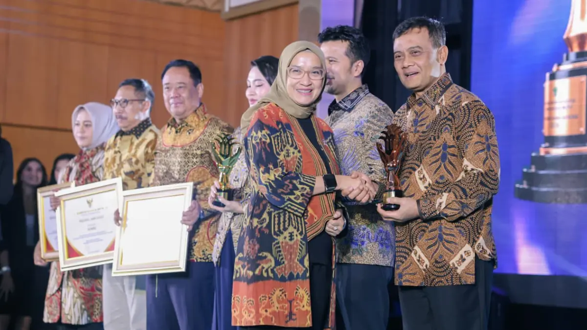 Gubernur Jateng Ahmad Luthfi menerima penghargaan pelayanan investasi paling unggul dalam Anugerah Layanan Investasi (ALI) 2026.