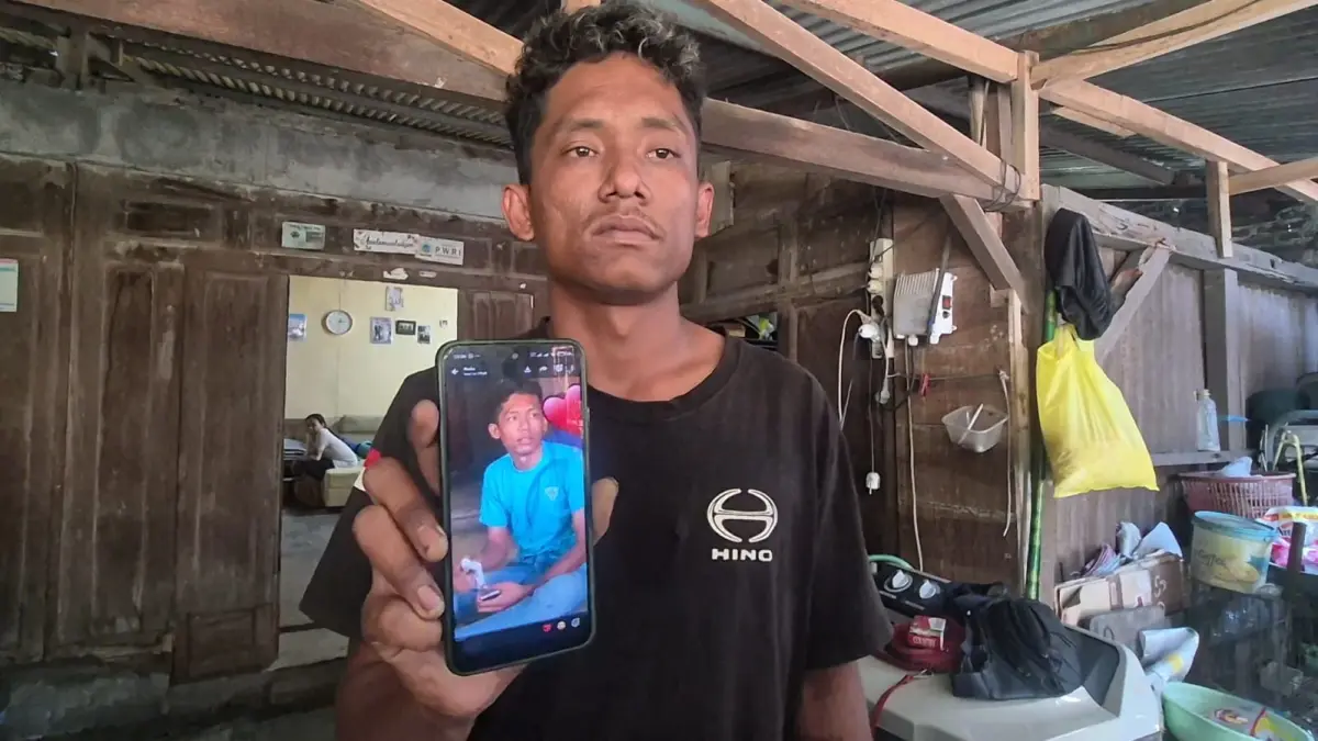 Guruh memperlihatkan foto kembarannya, Guntur yang menjadi korban KMP Virgo. (Silvester Kurniawan/Radar Solo)