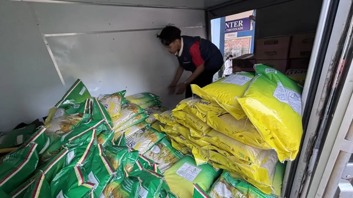 Komoditas beras yang dijual dalam Gerakan Pangan Murah (GPM) di Terminat Tipe A Tirtonadi Solo, Rabu (16/9). (Arief Budiman/Radar Solo)