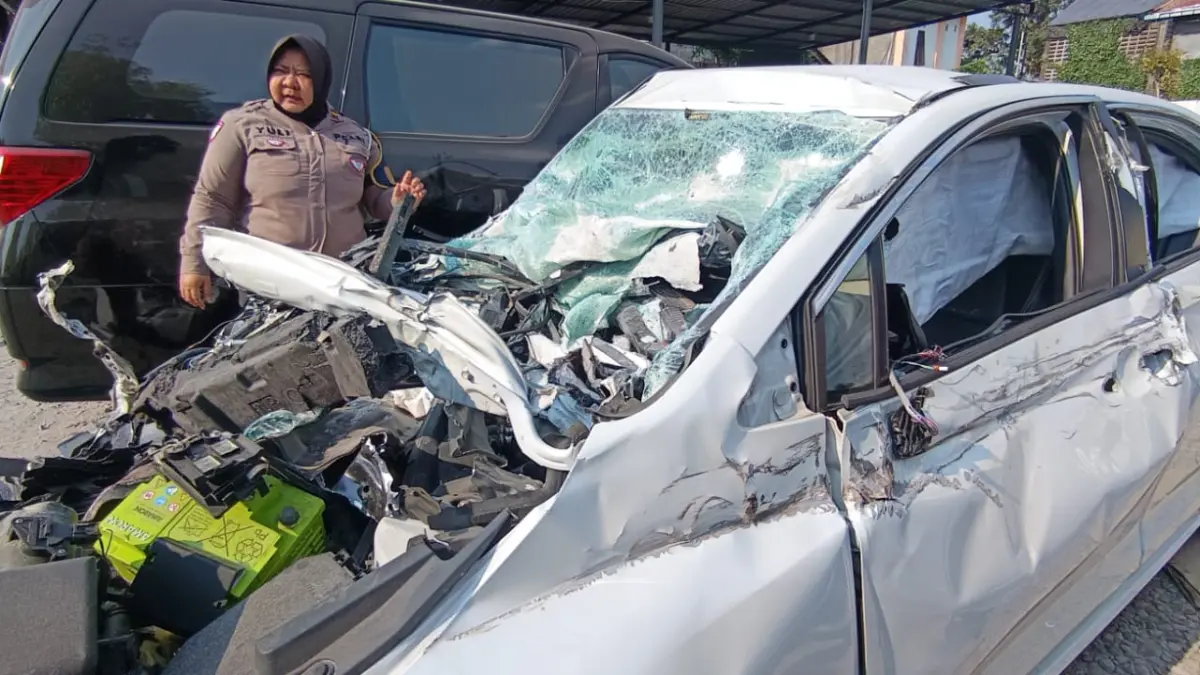 Kondisi mobil sedan ringsek parah. (A Christian/Radar Solo)