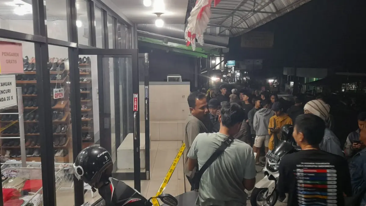 Lokasi perampokan toko sepatu dan pakaian di Karangpandan, Karanganyar jadi tontonan warga. (Rudi Hartono/Radar Solo)