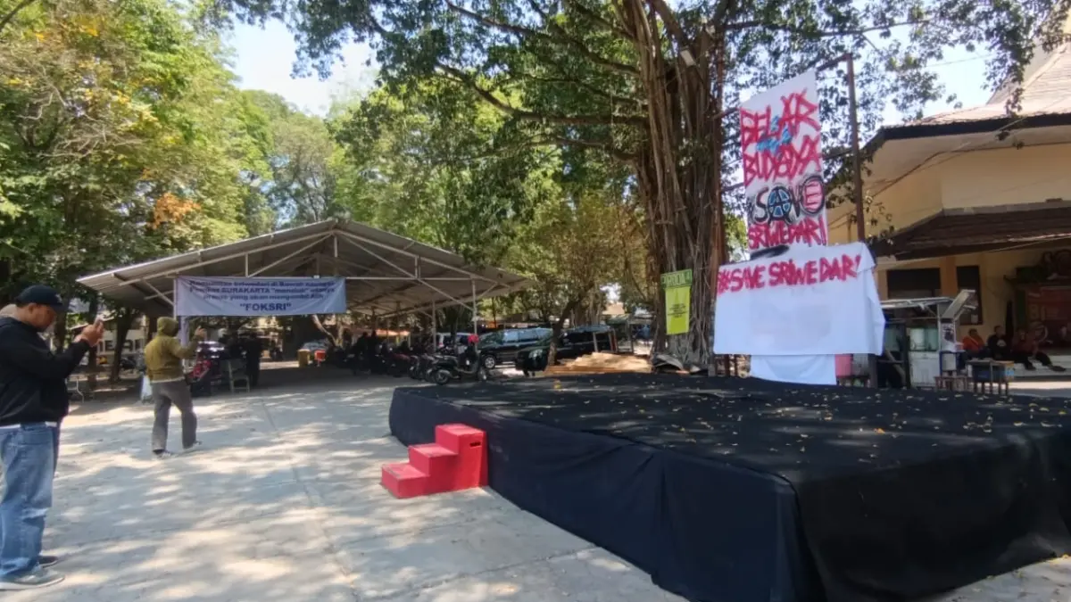 Panggung penolakan pendirian sekber di lahan Taman Sriwedari. (A Christian/Radar Solo)