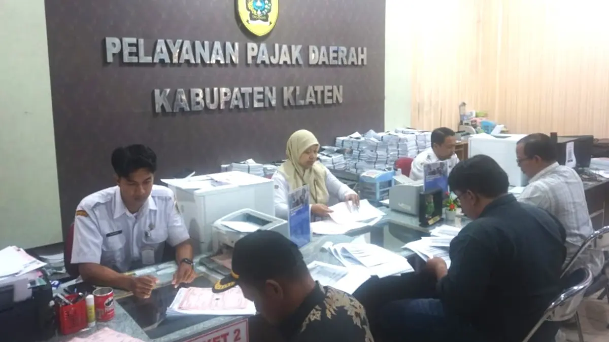 Pelayanan pajak daerah di Badan Pengelolaan, Keuangan, Pendapatan dan Aset Daerah (BPKPAD) Klaten. (ANGGA PURENDA/RADAR SOLO)