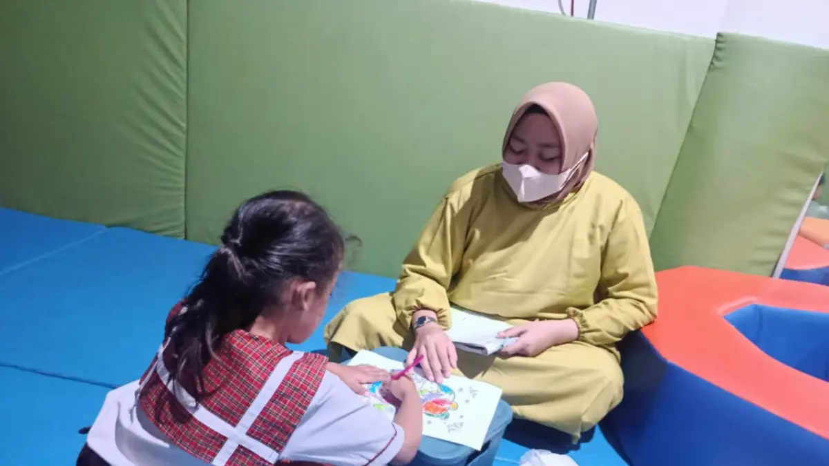 Pendamping sedang membimbing anak di PLDPI Solo. (Alfida Nurcholisah/Radar Solo)