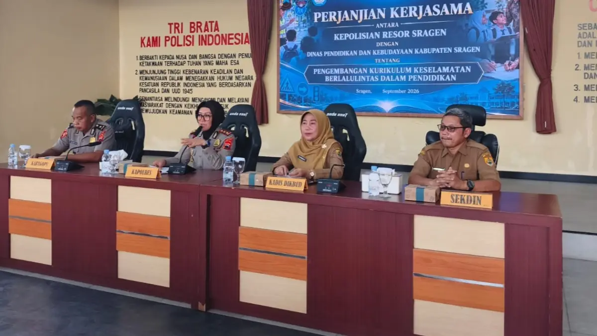 Perjanjian kerja sama Polres Sragen dengan Disdikbud Sragen terkait pengembangan kurikulum keselamatan berlalu lintas bagi peserta didik tingkat SMP, Rabu (16/9/2026). (Ahmad Khairudin/Radar Solo)