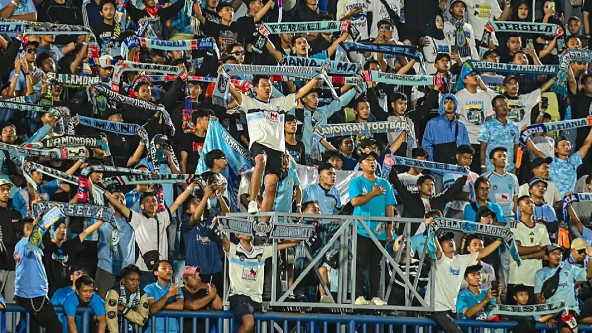 Persela Lamongan menyanyikan anthem usai laga di Stadion Surajaya. (Dok. Tim Media Persela Lamongan)