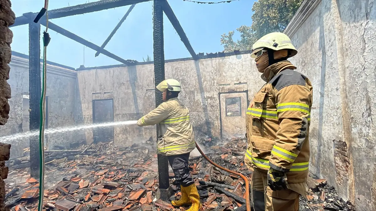 Petugas damkar berusaha padamkan api yang membakar rumah di Desa Ngadirejo, Kecamatan Kartasura, Sukoharjo, Rabu pagi (16/9). (DOK. DAMKAR SUKOHARJO)