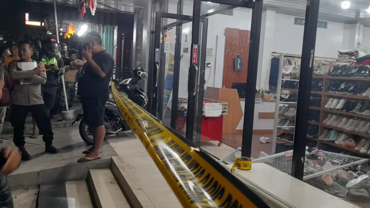 Polisi menggelar olah TKP dugaan perampokan di toko sepatu dan pakaian di Karangpandan, Karanganyar, Rabu (16/9/2026) malam. (Rudi Hartono/Radar Solo)