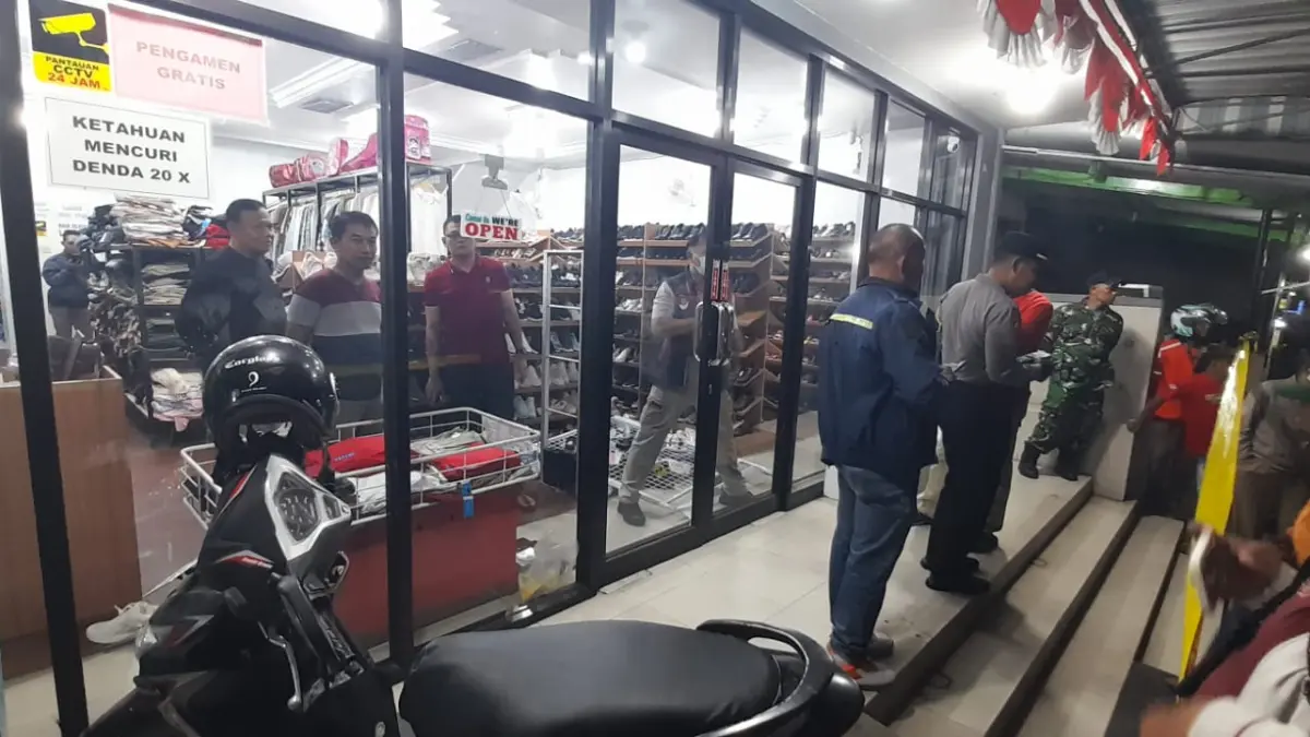 Polisi olah TKP di toko sepatu dan pakaian Matahari Ayu Dusun Kandangmenjangan, Desa/Kecamatan Karangpandan,&nbsp; Karanganyar, Rabu (16/9/2026) malam. (RUDI HARTONO/RADAR SOLO)
